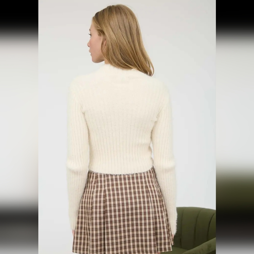 🍦 LAST ONE Vanilla Fuzzy Soft Sweater - Picture 4 of 7
